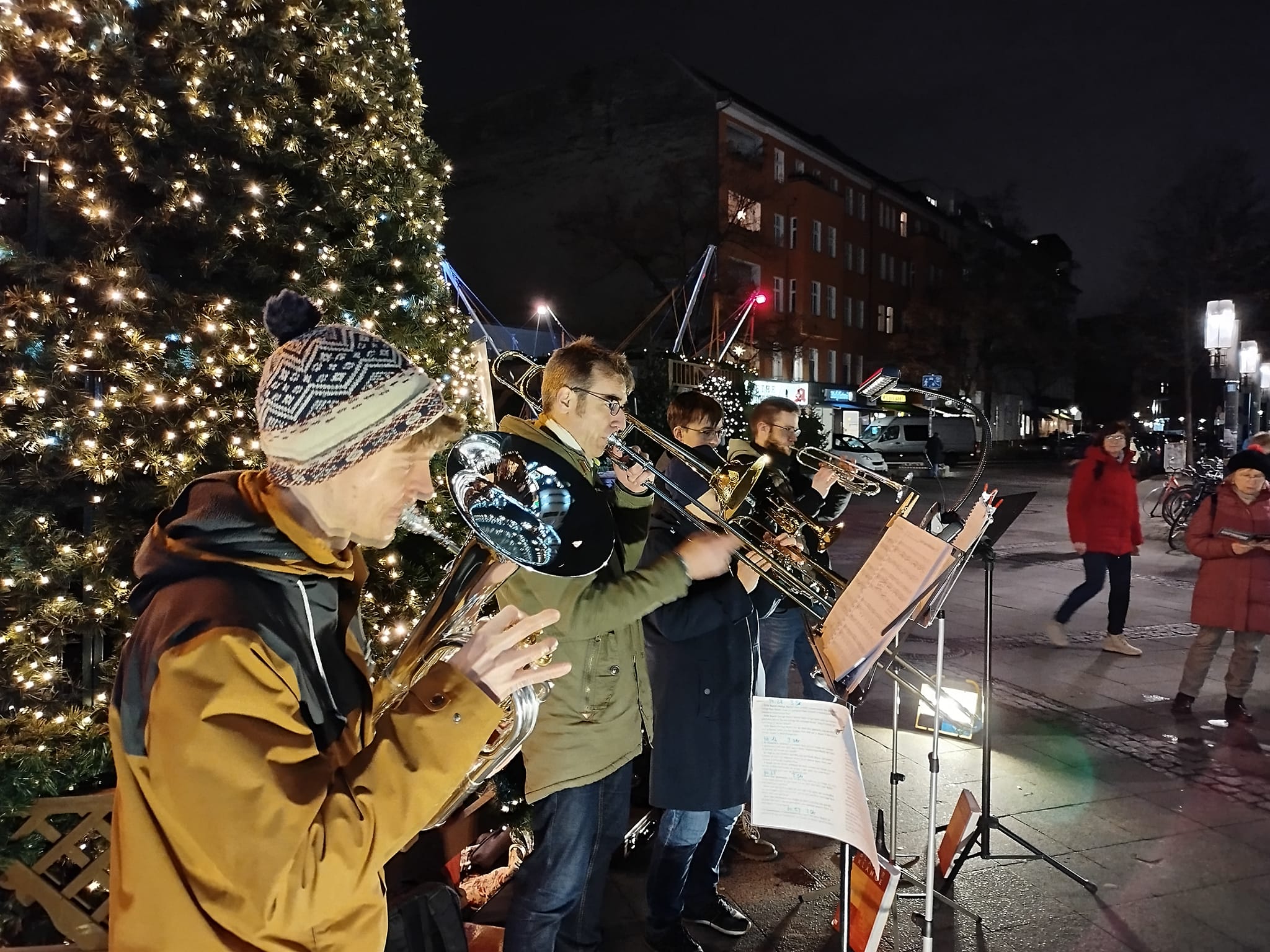 Das Weihnachtssingen wird von der Wirtschaftsförderung des Bezirks gemeinsam mit der Friedenskirche Charlottenburg und der Evangelischen Trinitatiskirchengemeinde veranstaltet. In diesem Jahr findet es in Kooperation mit visitBerlin statt. Die finanzielle Unterstützung erfolgt durch die Senatsverwaltung für Wirtschaft, Energie und Betriebe über Zuschüsse für „Besondere touristische Projekte in den Bezirken“.