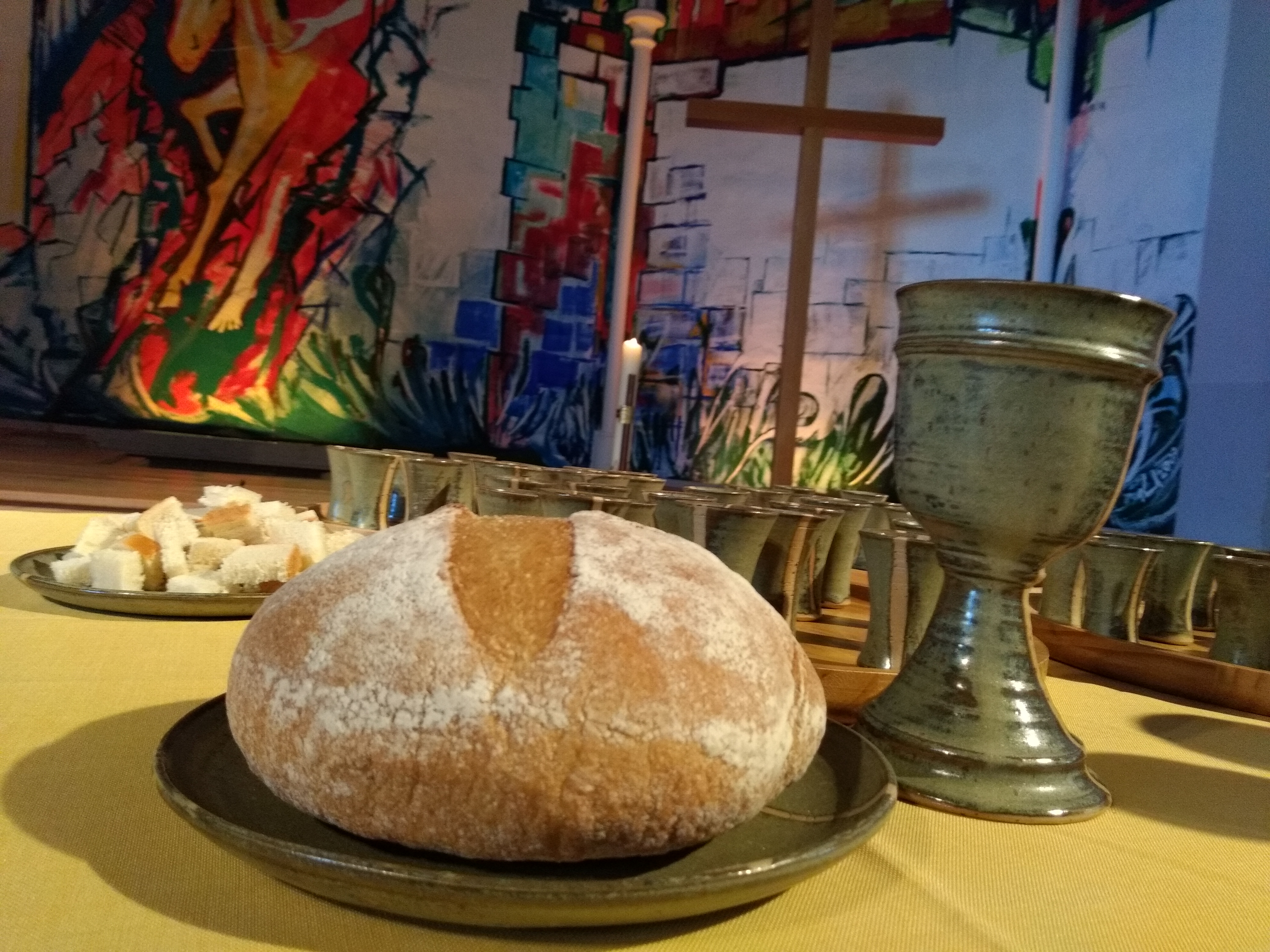 Kopf hoch – er kommt und bleibt. Im Evangelium des 2. Advents spricht Jesus von einer Welt, die ins Wanken gerät – und mitten hinein ruft er diesen erstaunlichen Satz: „Erhebt eure Häupter, weil sich eure Erlösung naht.“ Eine tröstliche Botschaft für unsere Zeit: Wir kriegen die Welt nicht kaputt, keine Krise hat das letzte Wort, und das Ende der Geschichte schreibt nicht der Mensch, sondern Gott selbst. Wir hören miteinander davon, wie Hoffnung wächst – manchmal leise wie ein Blatt am Zweig – und wie Gott uns aufrichtet, wenn unsere Kräfte am Boden liegen. Und wir feiern, dass Gott nicht fern bleibt, sondern kommt, bleibt, stärkt.