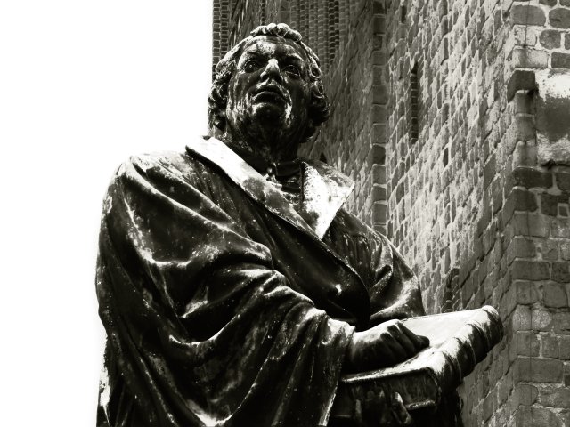 Foto S. 15 [<- Bitte anpassen]: Ronny Liebs, „Martin Luther“, CC-Lizenz (BY 2.0) https://creativecommons.org/licenses/by/2.0/de/deed.de Alle Bilder stammen aus der kostenlosen Bilddatenbank www.piqs.de