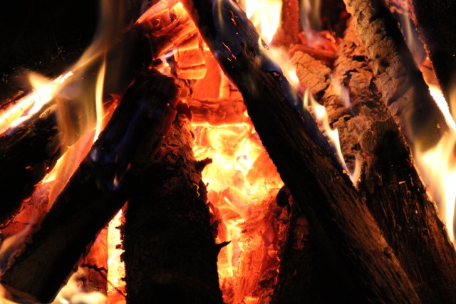 Foto: wanderhuetten, „Lagerfeuer“, CC-Lizenz (BY 2.0) https://creativecommons.org/licenses/by/2.0/de/deed.de Bilddatenbank www.piqs.de