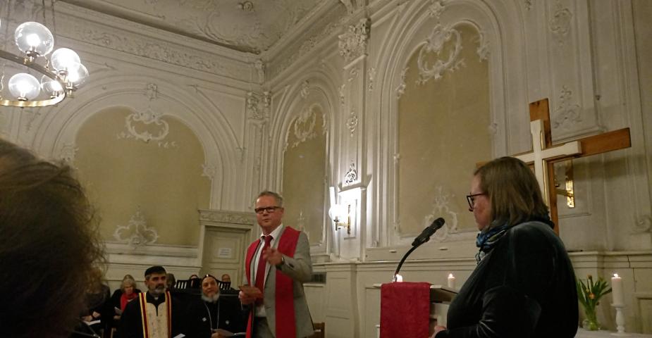 Ökumenischer Gottesdienst. Pastor Kissel leitet die Zeichenhandlung ein