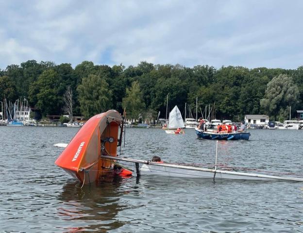 Willkommene Abkühlung! Kenterübung auf dem Stößensee.