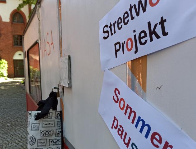 Wahnwagen des Streetwork-Projktes parkt im Halteverbot im 2.Hof des Campus Friedenskirche