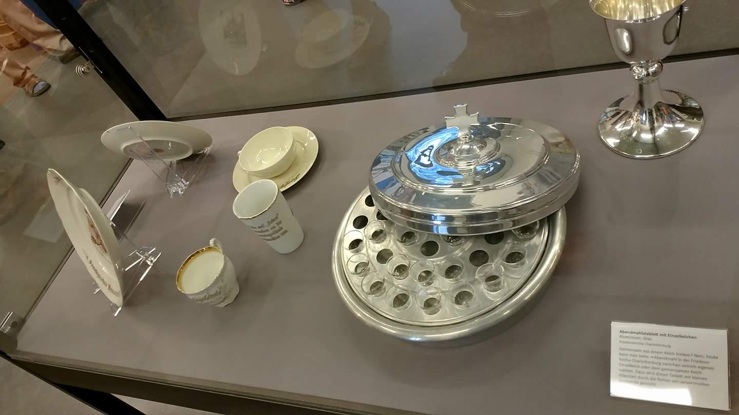 Religiöse Gegenstände der Baptisten in der Ausstellung "Zeig mir, was du glaubst!" Heimatmuseum Charlottenburg-Wilmersdorf