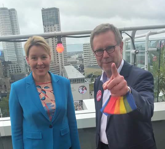 Reinhard Naumann und Franziska Giffey auf der Terasse der Pan-Am Lounge 2021