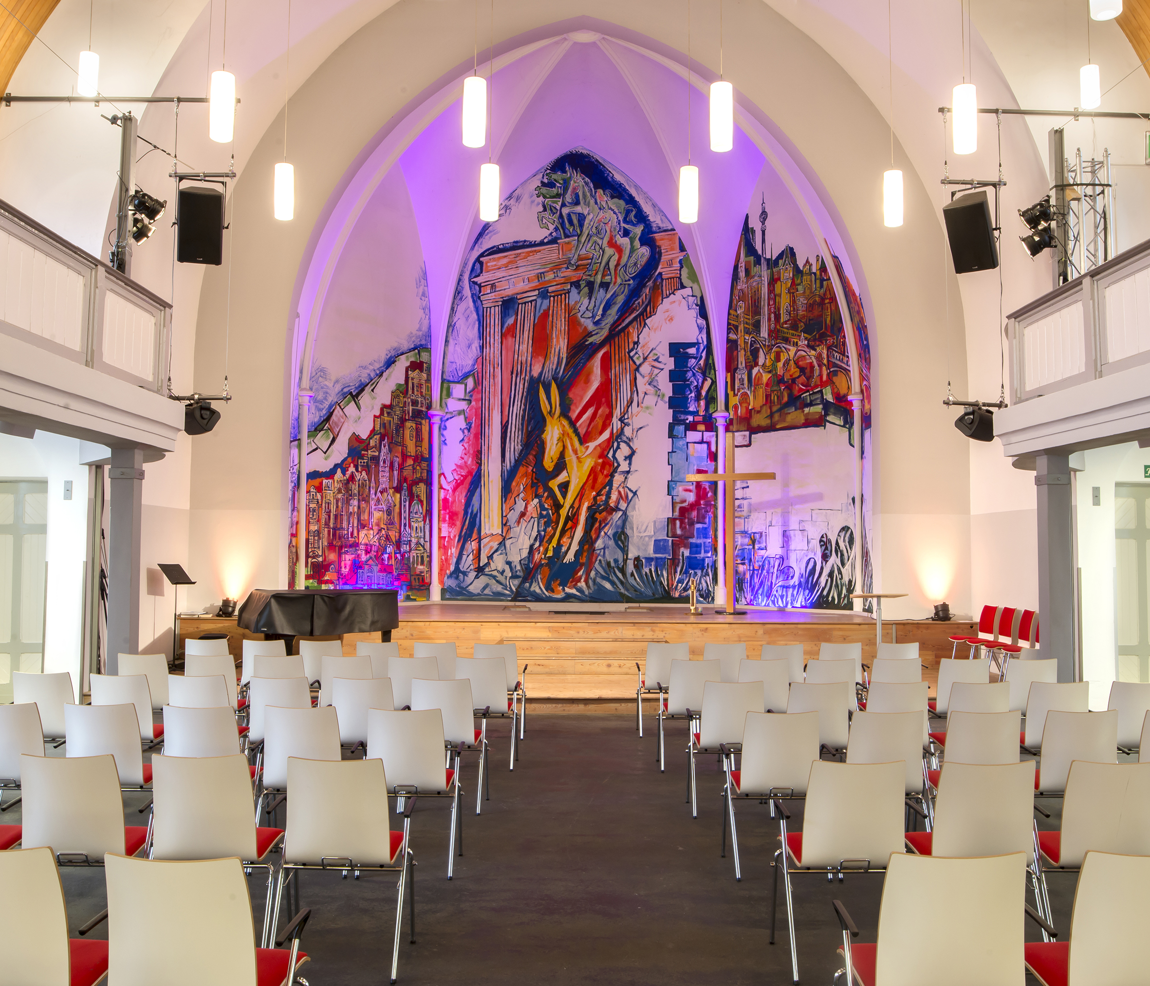 Das Foto ist von Melanie Hübner. Sie ist freischaffende Künstlerin aus Berlin und arbeitet derzeit an einem religionsübergreifenden Projekt „Das Andere“, in Zusammenarbeit mit dem „Berliner Forum der Religionen“. Das Projekt strebt an die Religionsveranstaltung „Die lange Nacht der Religion“ in den direkten Dialog mit der Kulturveranstaltung „Die Lange Nacht der Museen“ zu bringen. Audio-Aufzeichnungen des Taufgottesdienstes in der Friedenskirche vom 01.11.2020 sollen innerhalb einer Videopräsentation bei beiden Veranstaltungen vorgestellt werden. Des Weiteren ist eine internationale Wanderausstellung geplant. Im Gespräch ist man mit dem Berliner Stadtmuseum und Kooperationsländer sind Bosnien, Herzegowina, Israel und Sri Lanka
